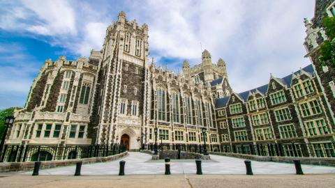 دراسة العلاقات العامة والعلوم السياسية